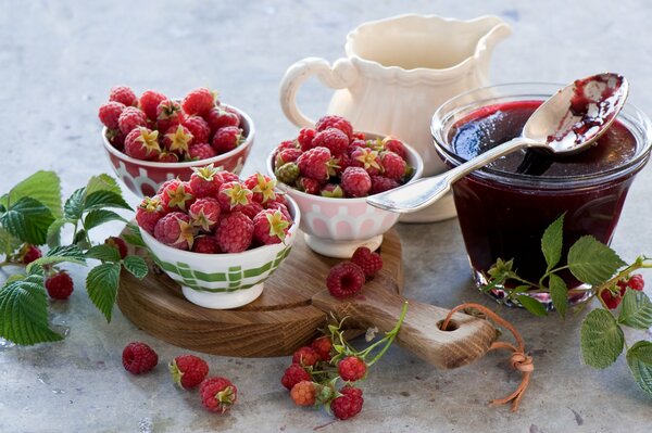 Baies sucrées et framboises sur la table dans la vaisselle