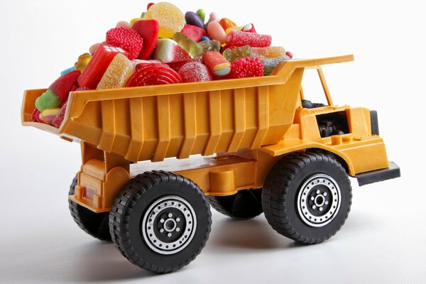 Camion jouet avec jujube et bonbons