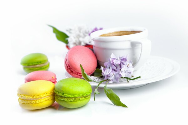 Pâtes au café à côté des fleurs