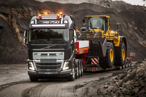 Camion Volvo che trasporta trattore