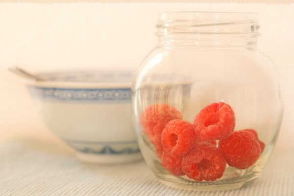 Framboises dans un pot transparent