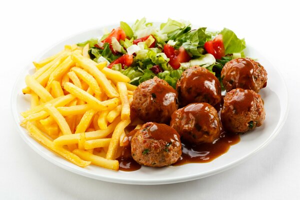 Papas fritas con albóndigas y ensalada