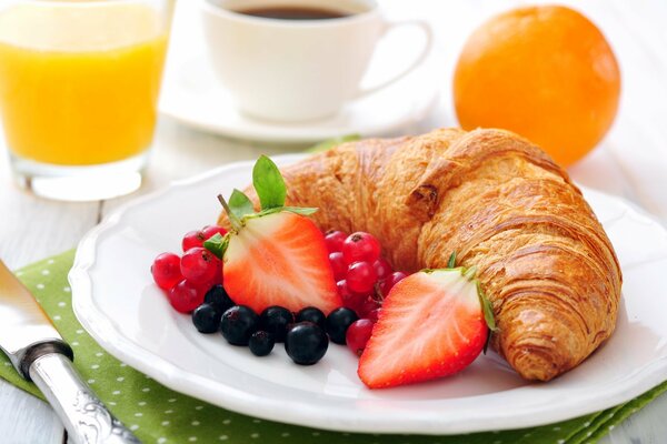 Tasse de café pour le petit déjeuner avec croissant