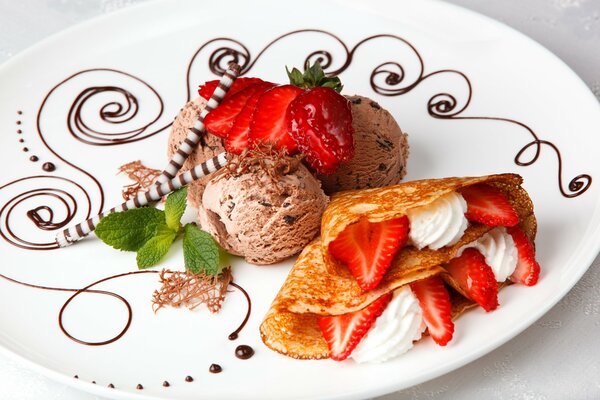 Eis-Dessert mit Erdbeeren und Crepes mit Sahne