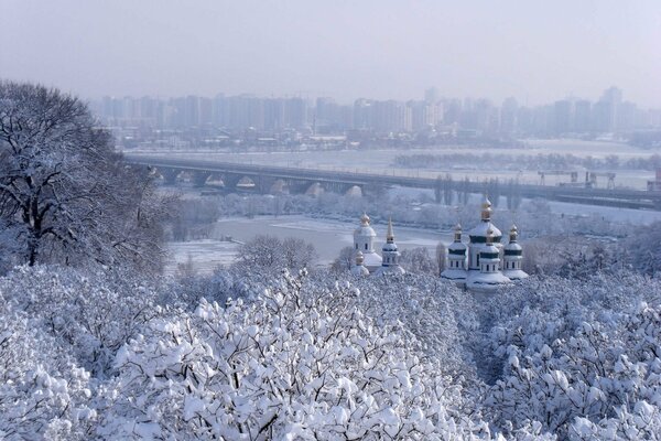 Puente de invierno sobre el Dniéper en Kiev