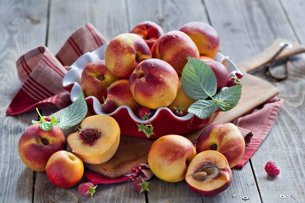 Natura morta con pesche e nettarine su una lavagna