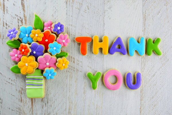 Kekse mit mehrfarbiger Glasur in Form von «Thank You» und einem Blumenstrauß
