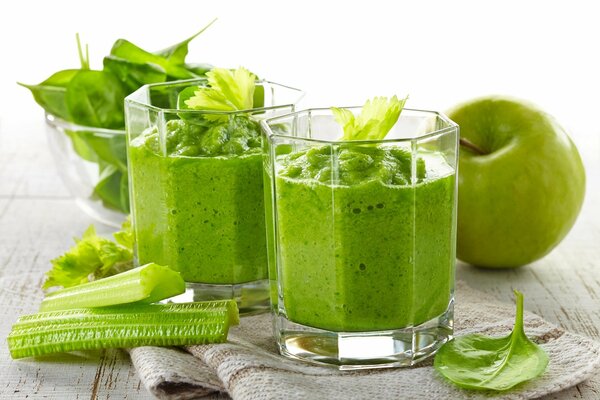 Smoothies sains de légumes et de fruits