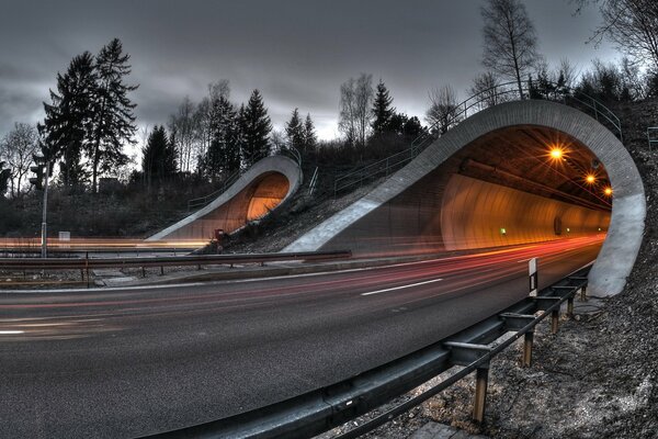 Wieczorna droga do tunelu