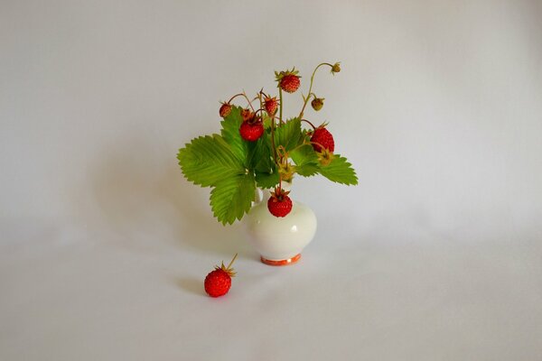 Nature morte représentant un vase de fraises