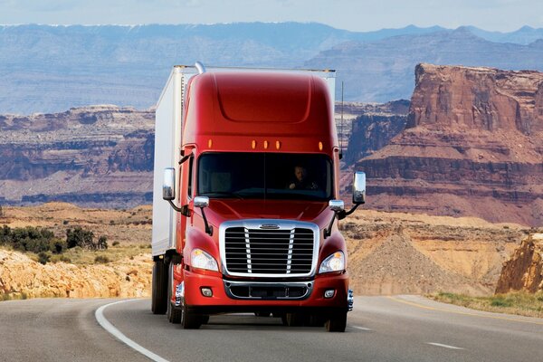 Camión rojo en la carretera en los Estados Unidos