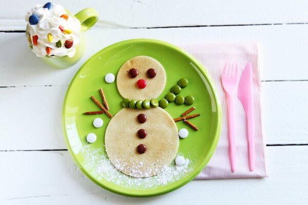 Süßigkeiten in Form eines Schneemanns ausgekleidet