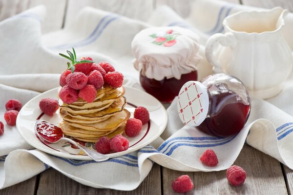 Pfannkuchen mit Marmelade zum Frühstück. Köstlicher Snack