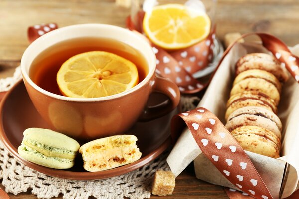 Tazza di tè con il limone ed i tortini francesi