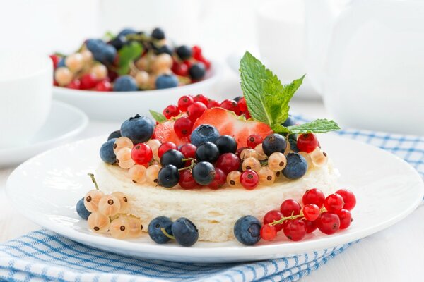 Cheesecake ai frutti di bosco per i più golosi su un piattino