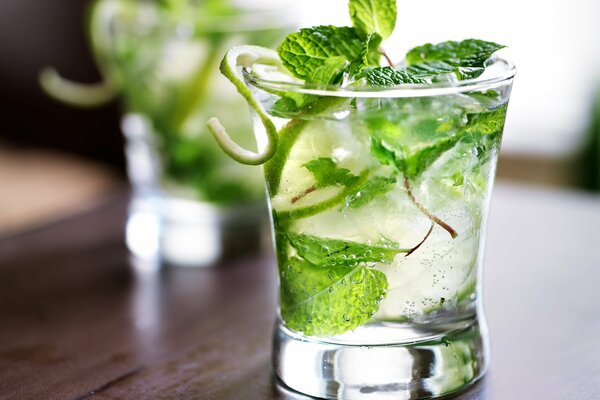 Lime and mint flavored cocktail