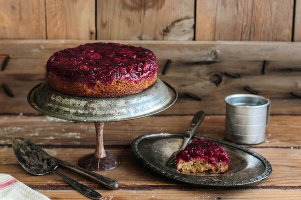 Tarte aux canneberges dans un intérieur rustique