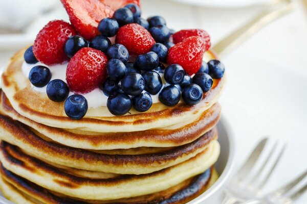 Kuchen aus Pfannkuchen und frischem Obst