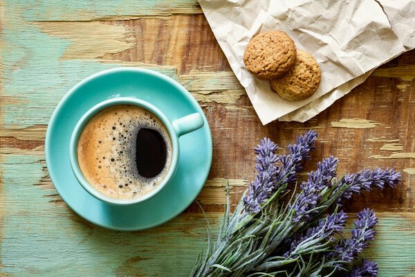 Still life tazza blu con caffè e lavanda