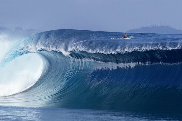 Surf en una ola enorme