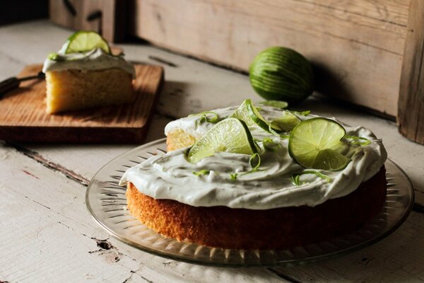 Photo de gâteau à la crème et à la décoration de tranches de citron vert