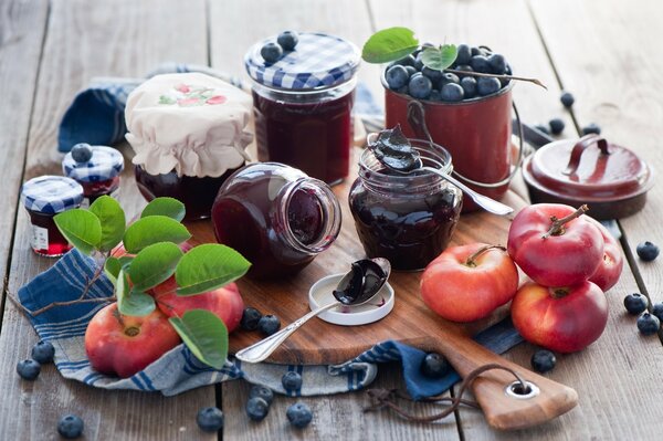 Photo professionnelle avec des blancs. Confiture de baies photo