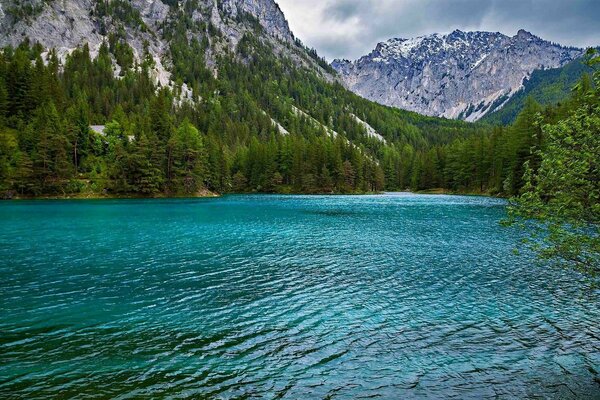 Изумрудная вода альпийских озер