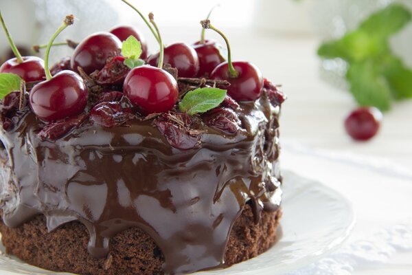 Cerezas de menta en un pastel de chocolate