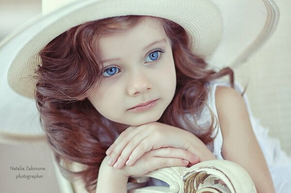 Schönes Mädchen mit blauen Augen. Kind mit Hut
