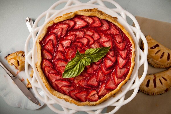 Kuchen mit Erdbeeren in einem schönen Teller