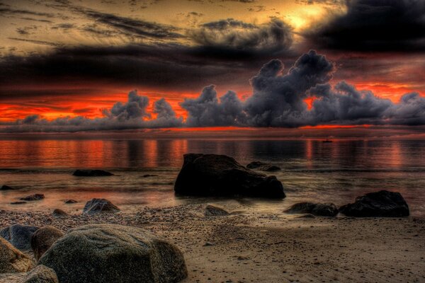 Der Sonnenuntergang fasziniert am Horizont mit Wolken, Meer, Küste
