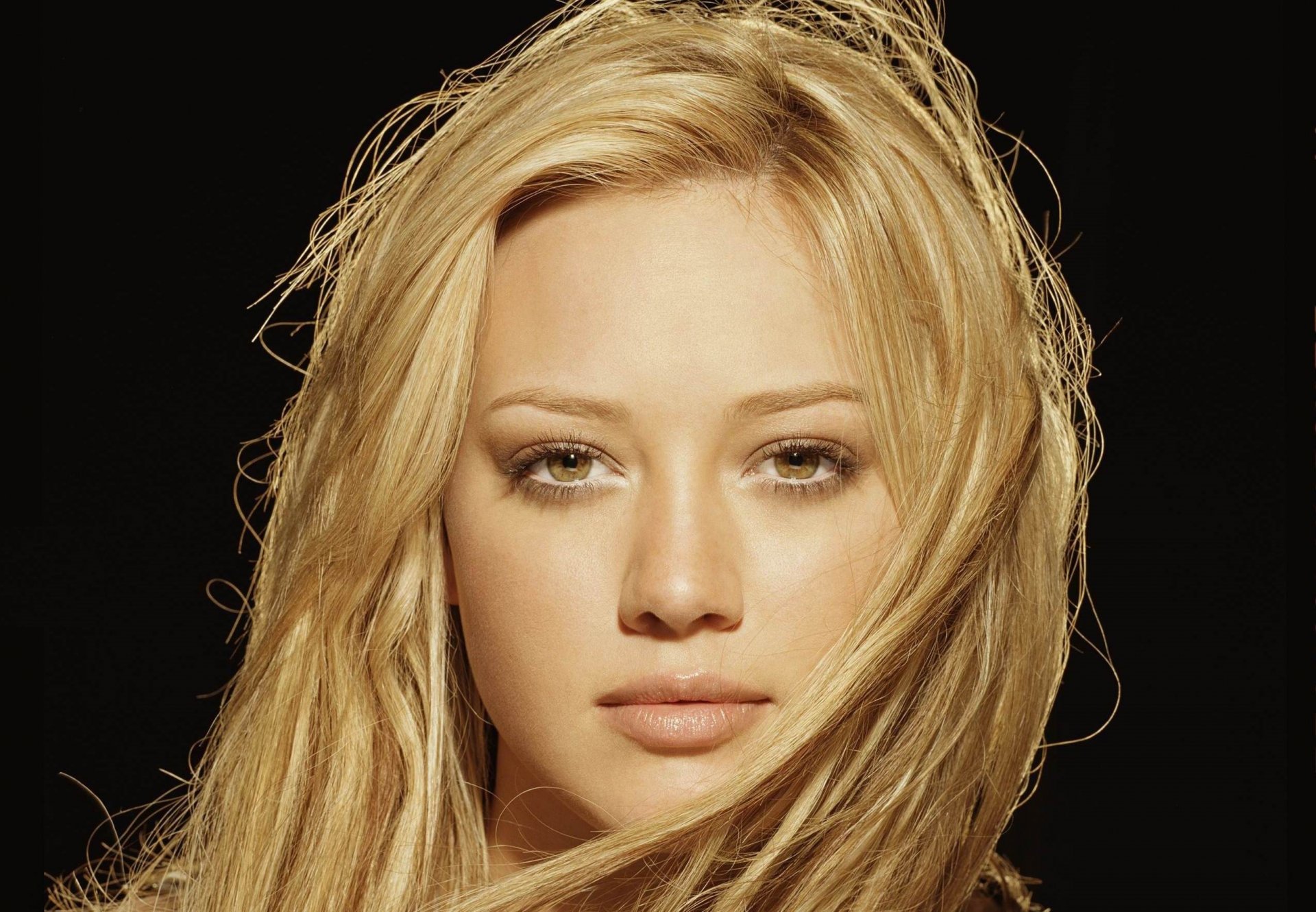 hilary duff fille actrice visage regard blonde yeux bruns lèvres fond noir