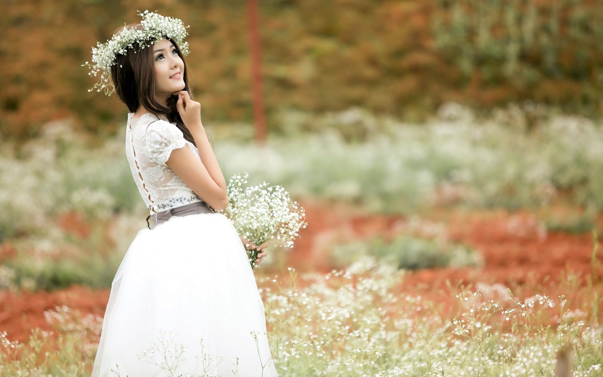 ragazza fiori estate bellezza