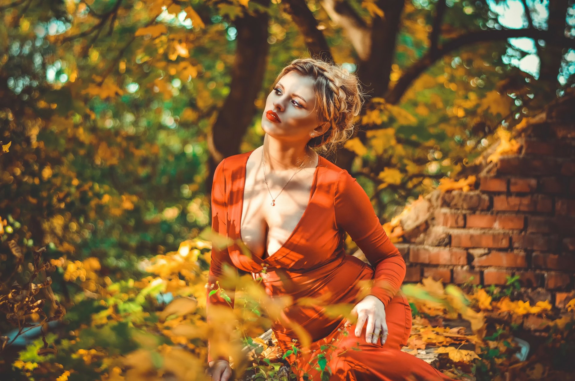 autumn portrait girl make-up light shadow cleavage leaves bokeh