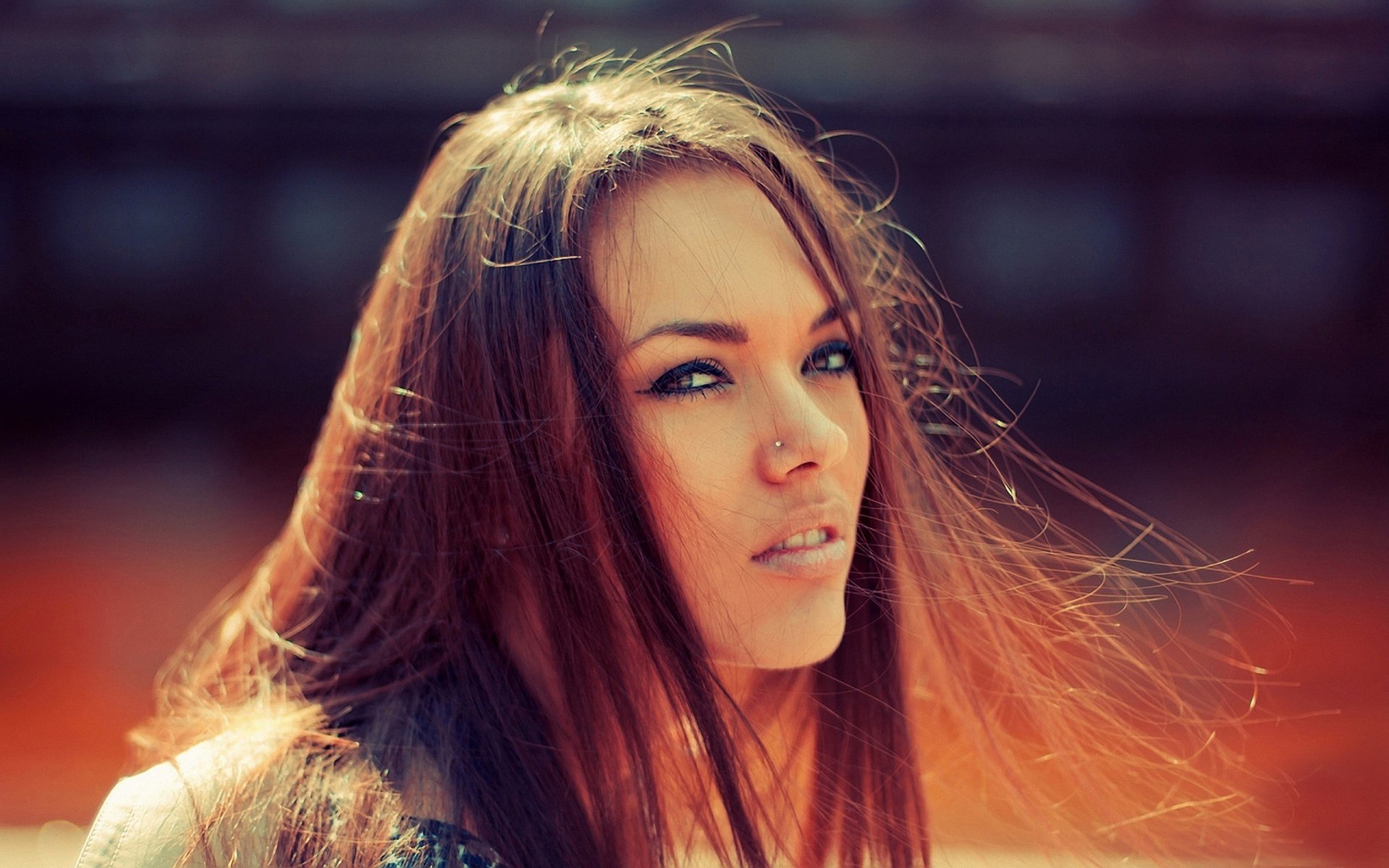 mädchen schöne augen blick lippen piercing wind