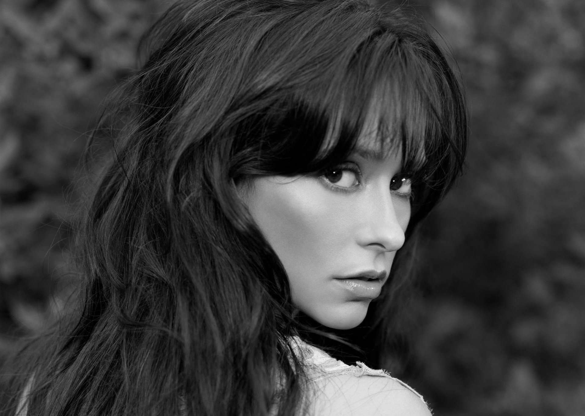 jennifer love hewitt ragazza attrice schiena sguardo capelli frangia bianco e nero