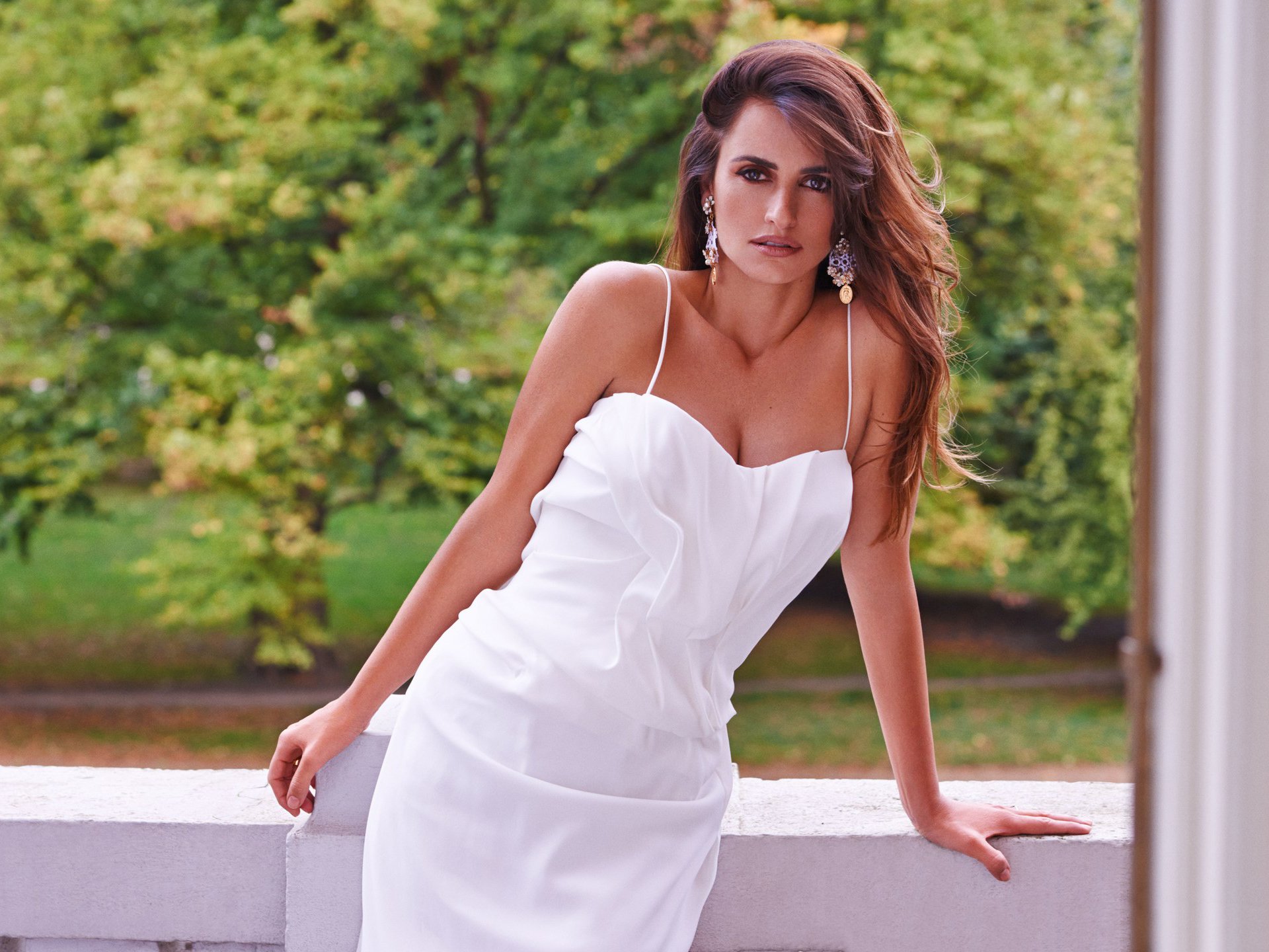 penelope cruz balkon kleid weiß sommer schauspielerin schönheit