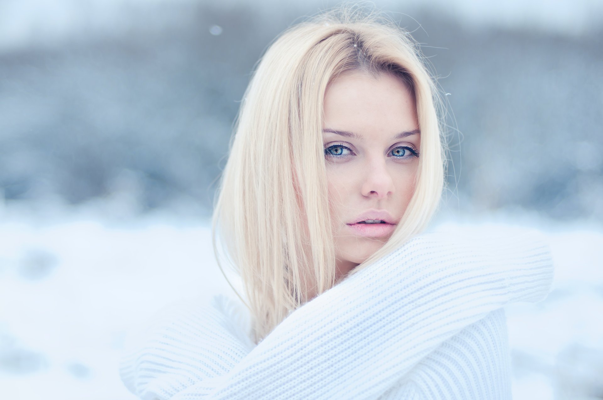 chica rubia mirada ojos pestañas labios rukova nieve invierno frío