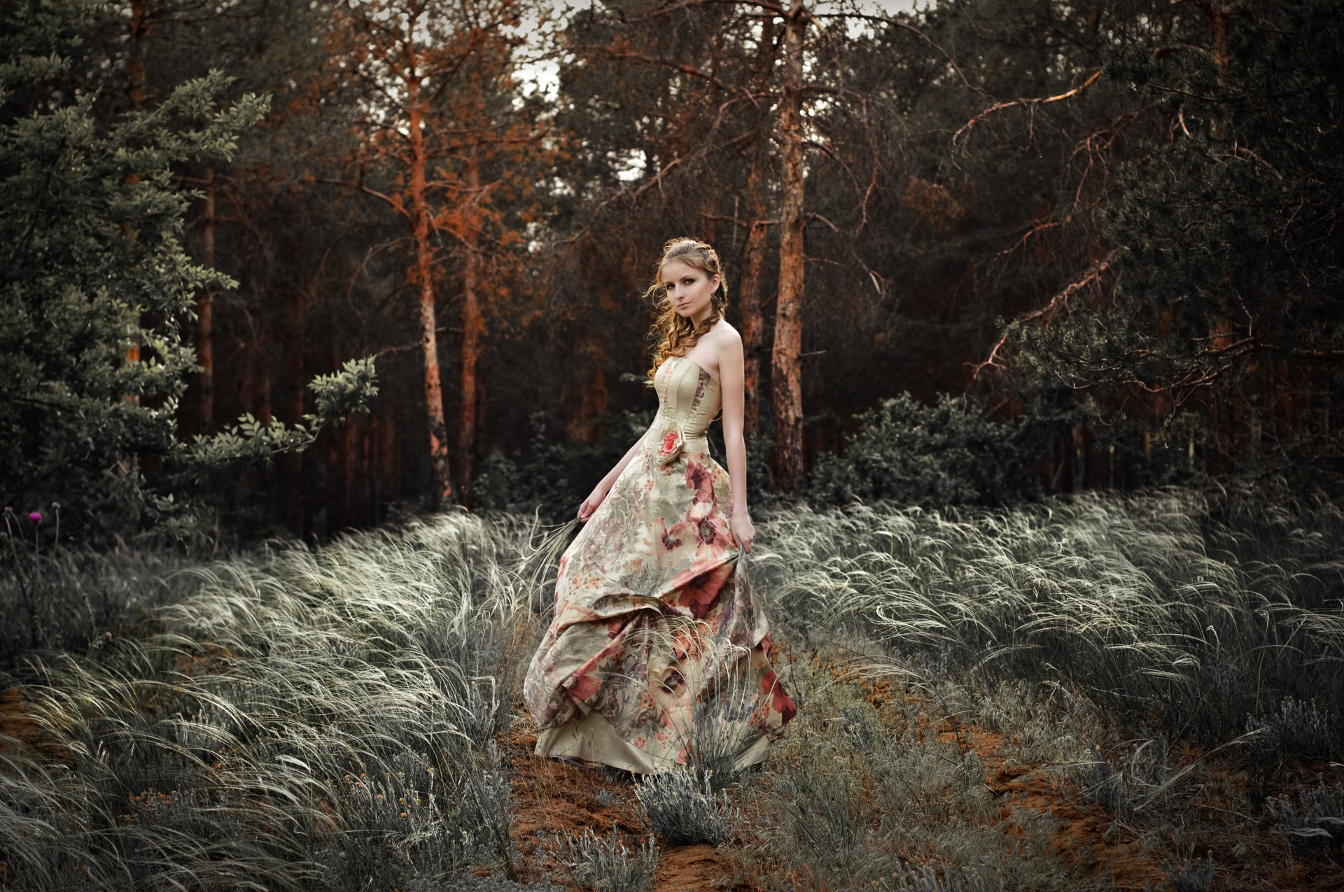 chica mirada vestido peinado naturaleza hierba bosque árboles viento