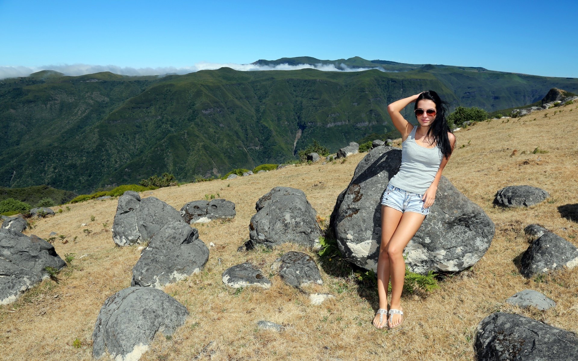 fille brunette jambes pose montagnes pierres ciel