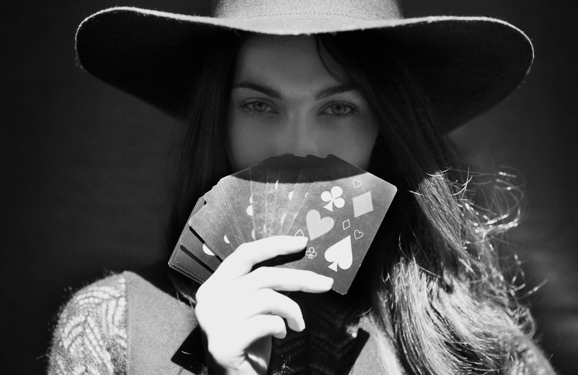 megan fox tarjetas sombrero blanco y negro