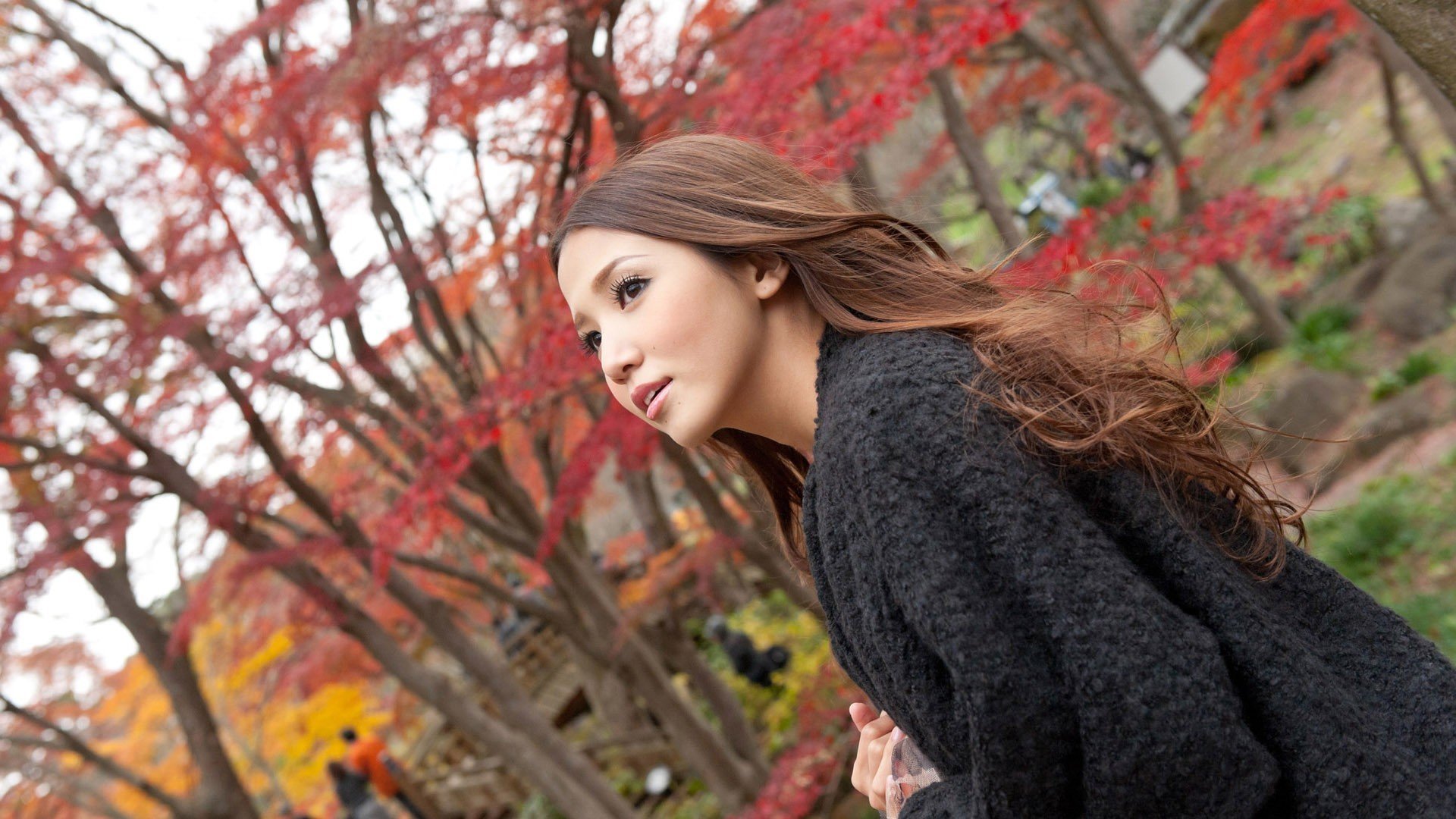 ragazza asiatica abbigliamento capelli parco