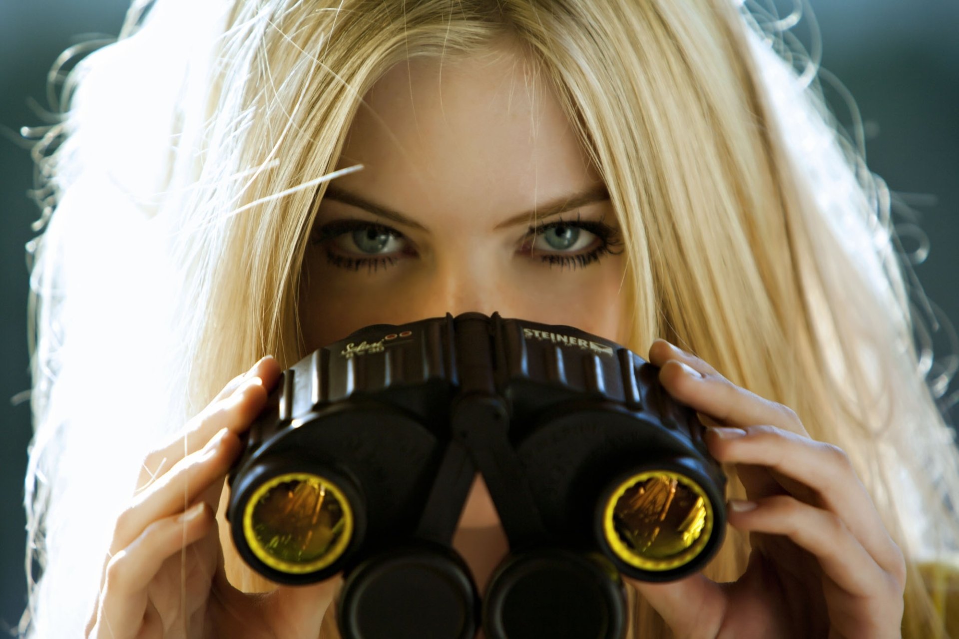 chica belleza rubia ojos mirada binoculares fondo