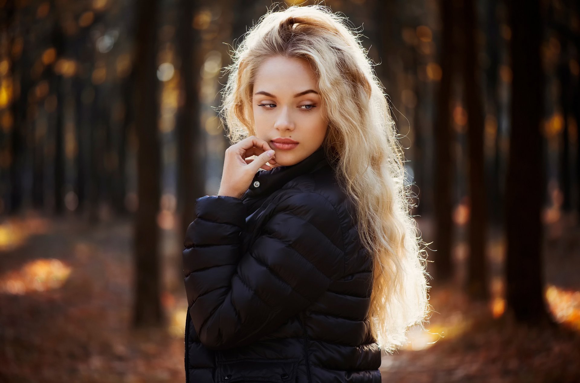 herbstporträt natürliches licht herbst porträt schwamm blick jacke