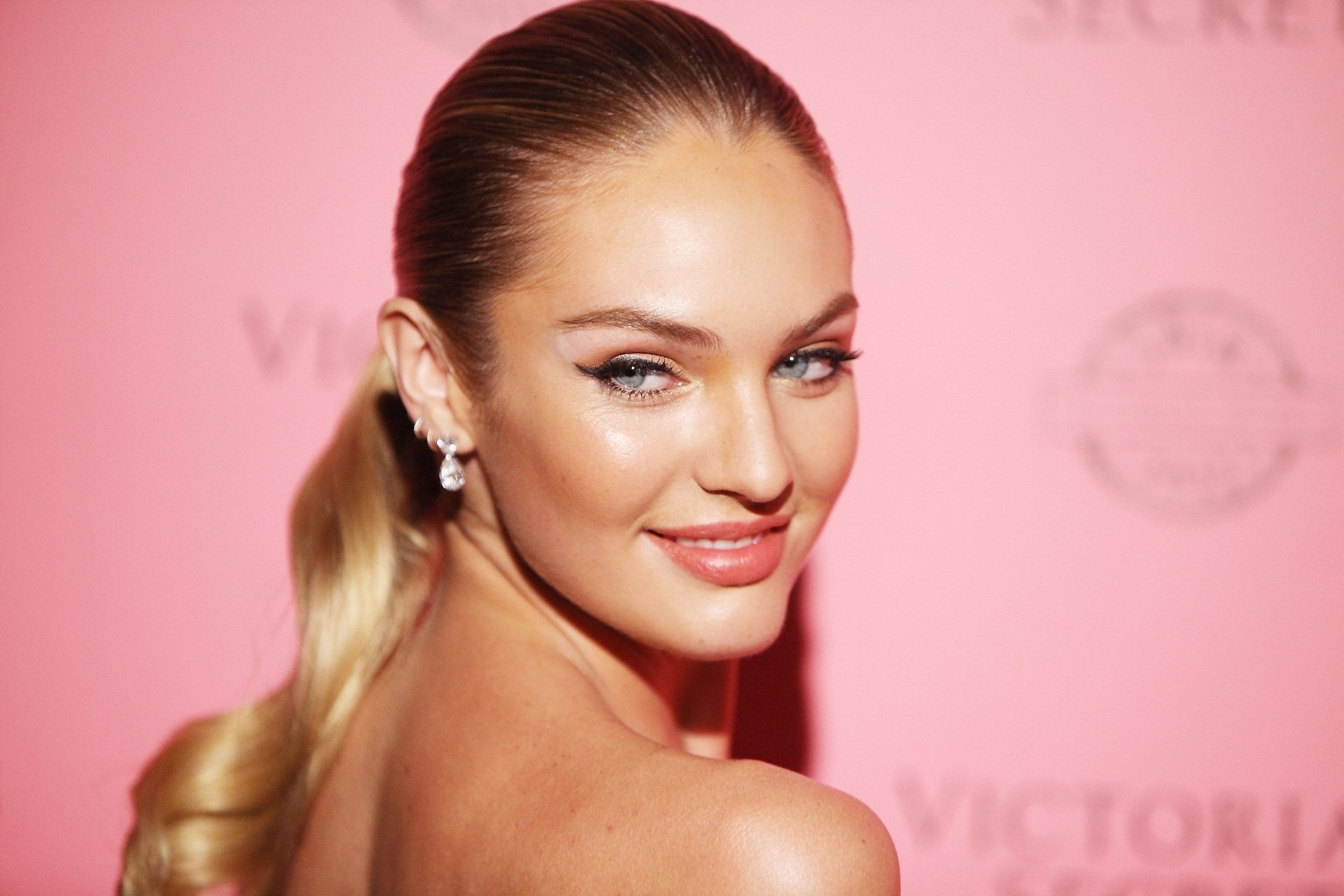 candice swanepoel candice swanepoel mädchen schöne modell geheime engel sexy sexy gesicht blick augen lippen lächeln haare rosa hintergrund