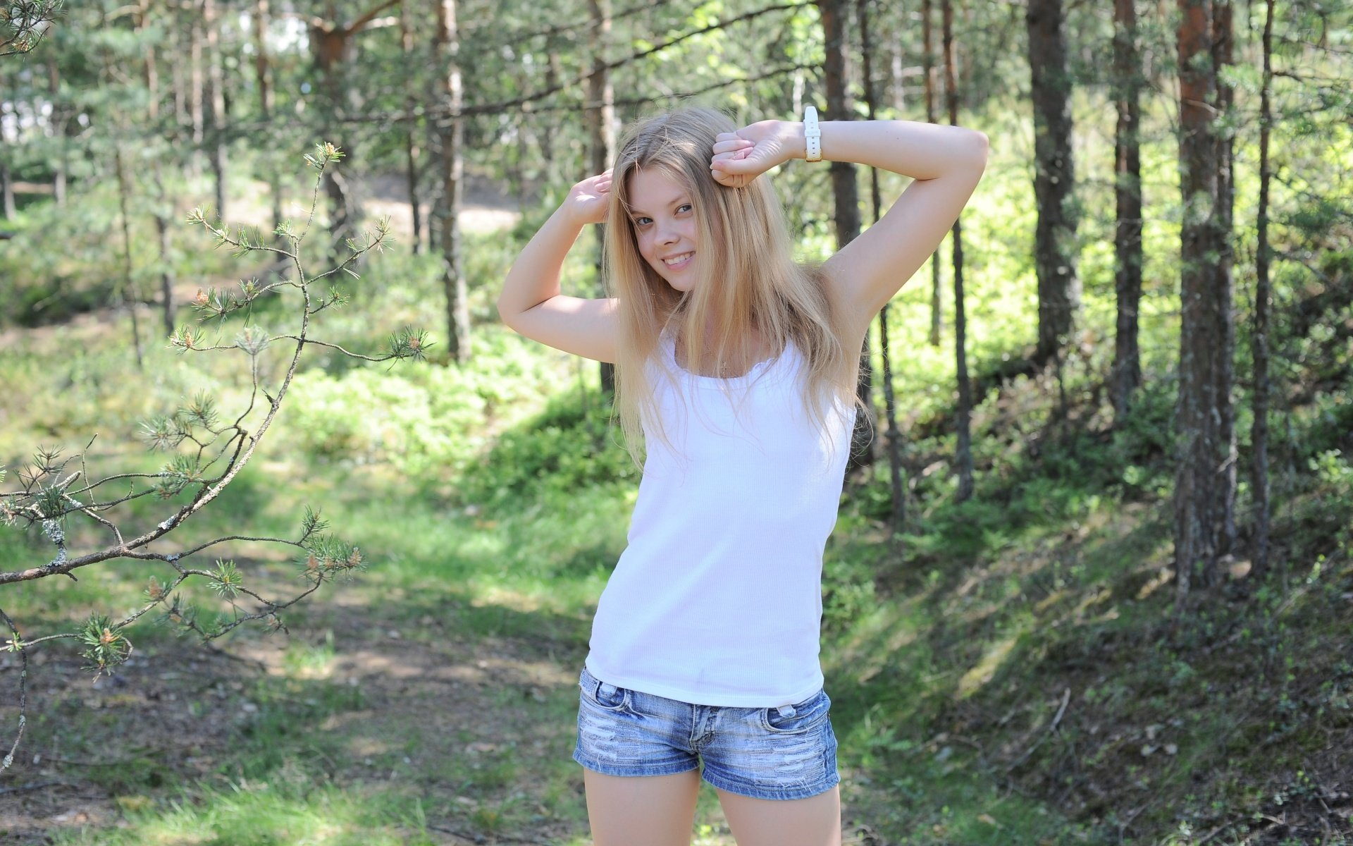 mädchen muschi t-shirt shorts pose lächeln natur