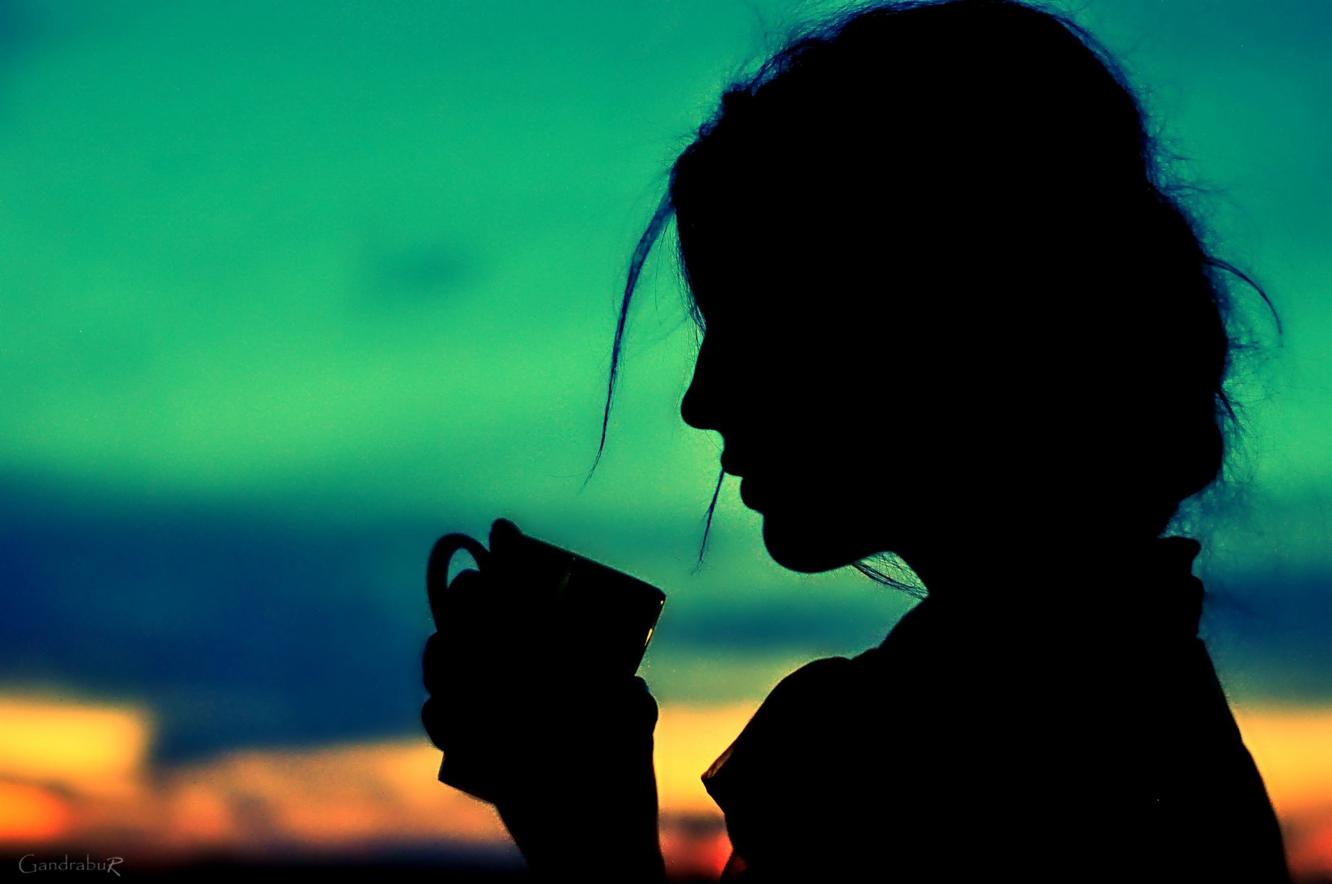 ragazza profilo capelli raccolti silhouette tazza maniglia mano cielo