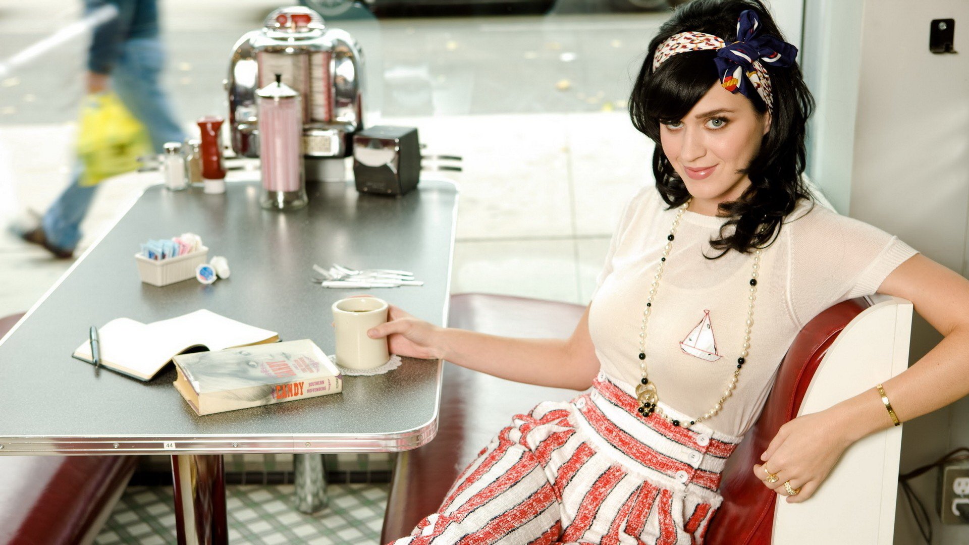 katy perry cantante forma mirada sonrisa café mesa