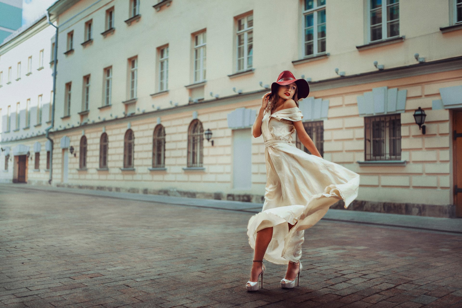 linee ragazza città vestito cappello russia