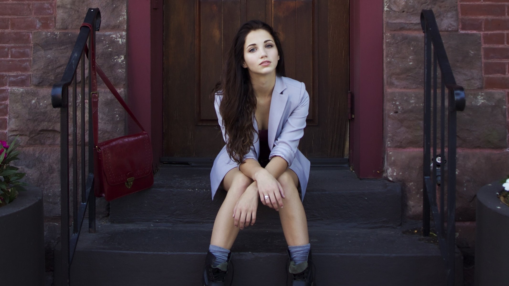 emily rudd ragazza seduta gradini scarpe capelli